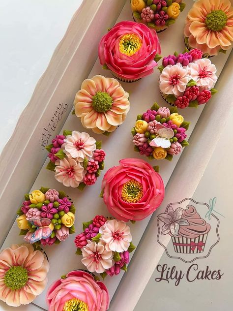 Boxed Cupcakes, Cupcakes With Flowers, Cupcake Cake Designs, Floral Cupcakes, Beautiful Cupcakes, Flower Cupcakes, Buttercream Flowers, Pretty Birthday Cakes, Dessert Cupcakes