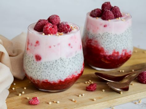 Healthy vegan chia pudding with raspberries Vegan Chia Pudding, Soak Chia Seeds, Chia Puding, Vegan Pudding, Coconut Chia Pudding, Perfect Healthy Breakfast, Coconut Chia, Coconut Drinks, A Healthy Breakfast