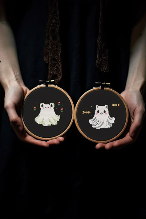 Cat And Frog, Ghost Cross Stitch, Kawaii Spooky, Kawaii Cross Stitch, Autumn And Halloween, Witch Cross Stitch, Autumn Cross Stitch Patterns, Halloween Cross Stitch Patterns, Funny Cross Stitch Patterns