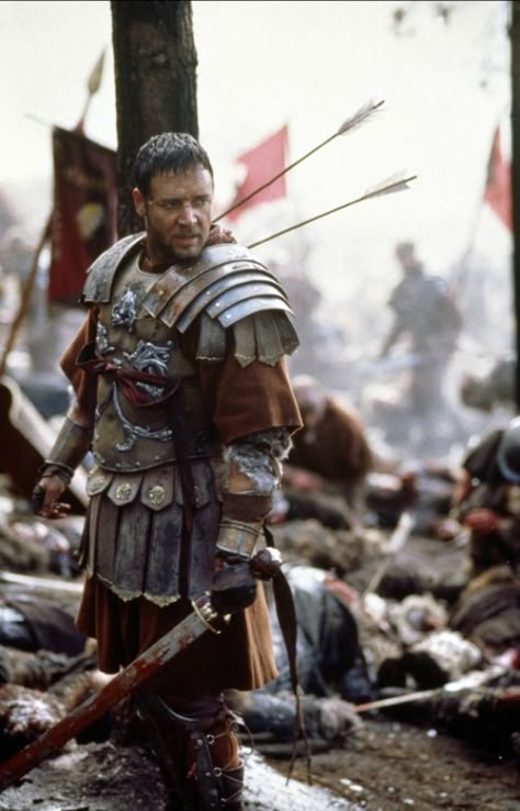 Russell Crowe garbed as a Roman General in "Gladiator", movie, 2000. Russel Crowe, Gladiator 2000, Gladiator Movie, Imperiul Roman, Roman Gladiators, Roman Armor, The Gladiator, Roman Warriors, Roman Legion