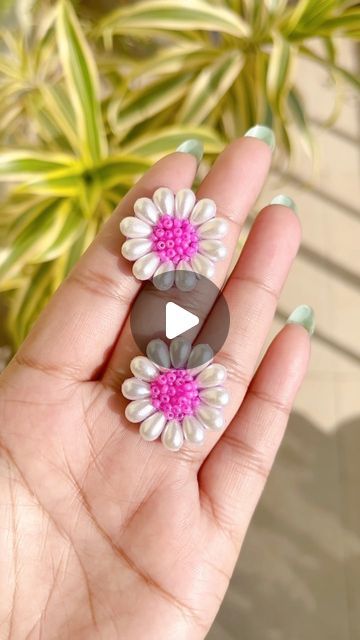 Flower Jewelry Diy, Diy Crafts For Adults, Pearls Diy, Diy Simple, Beaded Jewelry Tutorials, Earrings Diy, Instagram Diy, Pearl Stud Earrings, Pearl Studs