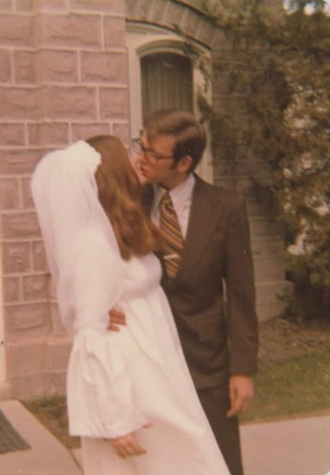 1970s Wedding Aesthetic, Vintage 60s Wedding, 1960s Wedding Photos, 60s Wedding Photos, 1990s Wedding Photos, Old Vintage Wedding, 1970s Wedding Photos, Retro Wedding Party, 80s Inspired Wedding Dresses