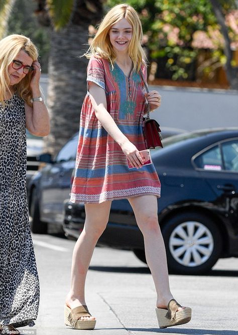 Short Poncho, Elle Fanning Style, Carefree Fashion, Fanning Sisters, Dakota And Elle Fanning, Poncho Dress, Crochet Poncho Free Pattern, Dakota Fanning, Ladies Poncho