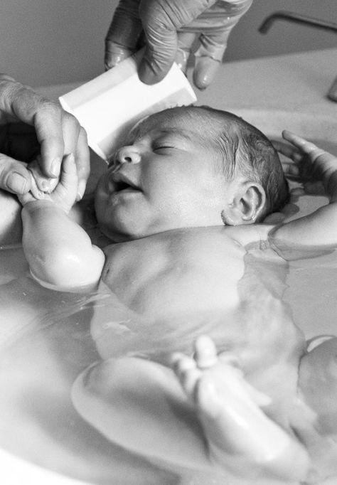 First bath ever! See which photos these eight birth photographers selected as their favorites and read about their most powerful delivery room moments. Hospital Delivery Room, Delivery Room Photography, Delivery Room Photos, Hospital Photos Newborn, Diy Newborn Photography, Baby Delivery, Hospital Photography, Hospital Pictures, Emotional Photos