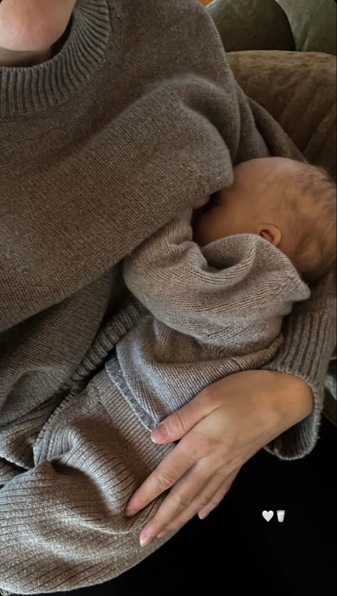 Beige Mum Aesthetic, Mother Hood Aesthetic, Mom With Baby Aesthetic, First Time Mom Aesthetic, Baby Mama Aesthetic, Baby Breastfeeding Aesthetic, Homebirth Aesthetic, Postpartum Aesthetic, Baby Aesthetic Boy