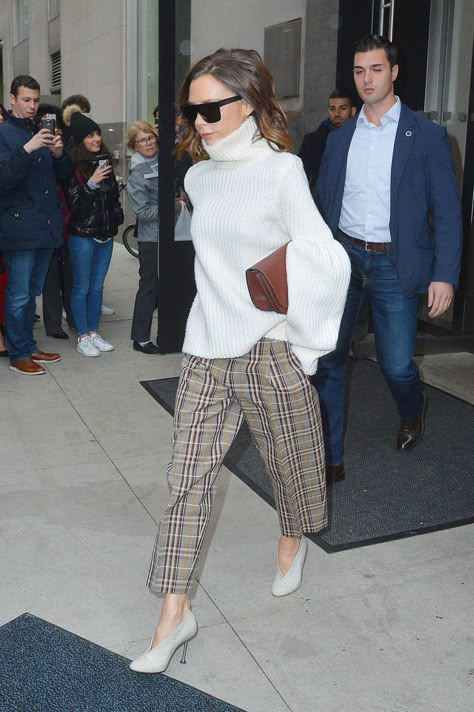 Check Pants Outfit, Plaid Pants Outfit, White Oversized Sweater, Checked Pants, Check Pants, Victoria Beckham Style, Winter December, Well Dressed Women, Winter Chic