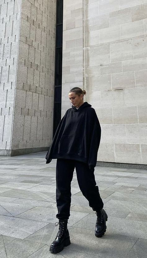 All Black Comfy Outfit, Boots Sweatpants, All Black Outfit Streetwear, Black Sweatpants Outfits, What To Wear With Black Sweatpants, Black Streetwear Outfit, All Black Streetwear, Black Sweatpants Outfit, Black Hoodie Outfit