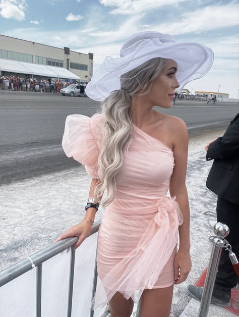 Oaks Day Fashion, Derby Race Outfits, Oaks Outfits Kentucky, Kentucky Derby Date Party Outfit, Kentucky Derby Sorority Formal, Opening Day Horse Races Outfit, Pink Kentucky Derby Outfit, Race Day Dress, Kentucky Derby Outfit For Women 2023