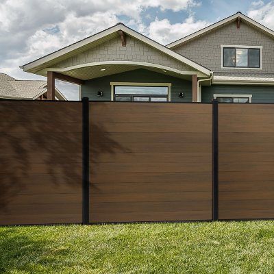 Composite Fence Ideas, Modern Backyard Fence, Modular Fencing, Modern Privacy Fence, Wood Grain Vinyl Fence, Horizontal Wood Fence, Trex Fencing, Brown Fence, Modern Wood Fence