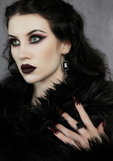 Goth Prom, Goth Look, Goth Wedding, Cool Makeup Looks, Mini Backpacks, Vintage Goth, Gothic Makeup, Goth Makeup, Dark Makeup