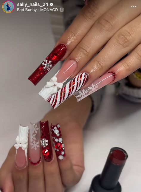 Christmas Stilleto Nail, Glitter Christmas Nails Acrylic, Christmas Nails Gold And Red, Red And Green Nails Acrylic, Christmas Nails Long Coffin, Extra Christmas Nails, Christmas Nail Sets, Baddie Christmas Nails, Red And Green Christmas Nails