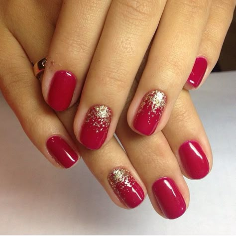 Christmas Red Gel Nails, Red Nails Gold Glitter, Christmas Red Nail Ideas, Christmas Nails Gel Short Simple Red, Christmas Nails Simple Classy Red, Red Nail Art Elegant, Gold Red Nails, Xmas Nails Red, Holiday Red Nails