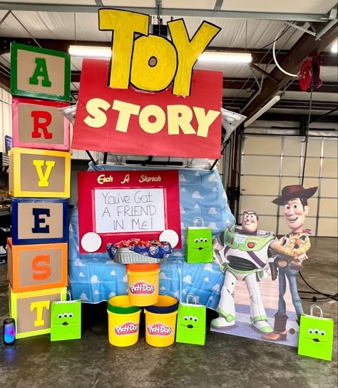 Toy Story Toy Story Halloween Party Ideas, Toy Story Halloween Decorations Diy, You Story Trunk Or Treat, Toy Story Trick Or Trunk, Toy Story Hallway Theme, Diy Toy Story Trunk Or Treat, Movie Parade Float Ideas, Toy Story Room Transformation, Toy Story Homecoming Hallway