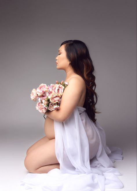 Maternity Shoot Makeup Ideas Natural, Maternity Bouquet Photoshoot, Studio Maternity Shoot With Flowers, Maternity Session With Flowers, White Backdrop Maternity Photoshoot, Professional Maternity Pictures, Maternity Photo Shoot With Flowers, Flower Bouquet Maternity Shoot, Maternity Photography Floral