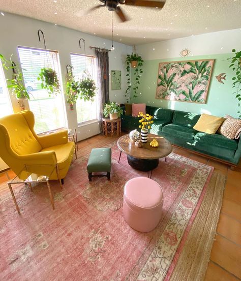 Small Living Room Ideas Colorful, Emerald Green And Pink Living Room, Retro Eclectic Decor, Barbie Rooms, Green Couch Living Room, Amazing Saturday, Green Couch, Pink Living Room, Future Apartment Decor