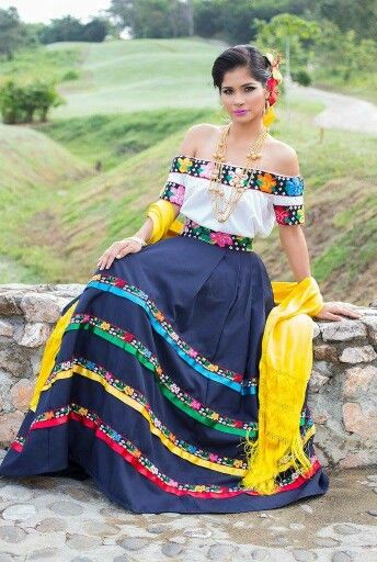 La mujer mexicana Reference People, Gina Lollobrigida, Mexican Women, Mexican Girl, Mexican Dresses, Camping Art, Folk Costume, Beauty Care, Maxi Skirt