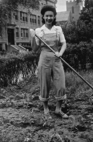 Frugal girl of the 40s, turning soil and sowing seed. 40s Aesthetic, Urban Design Architecture, Frugal Girls, Land Girls, Gardening Outfit, 1940s Fashion, 60s Fashion, Best Fashion, Autumn Fashion Women