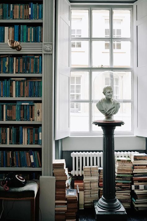 Georgian house in Bath restored by Patrick Williams | House & Garden Bookshelf Ideas Living Room, Traditional Baths, Chimney Breast, Boardroom Table, Basement Bedrooms, London House, Georgian Homes, Home Library, B & B