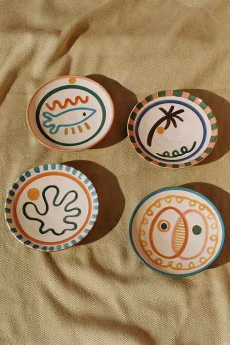 Pottery Plate Set, Painted Ceramic Plate, Simple Ceramic Painting Ideas, Painting Plates Ideas, Morocco Ceramics, Ceramic Painting Plate, Pottery Painting Designs Plate, Clay Plates Design, Ceramic Painting Ideas Plates