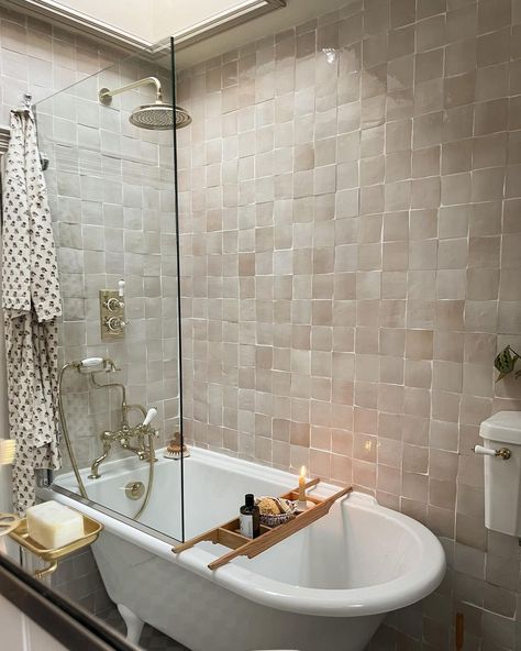 30 Brilliant Free Standing Tub With Shower Ideas For Inspiration Zellingen Tiles, Pearl Tile Bathroom, Connecting Bathroom, Zellige Bathroom, Soothing Bathroom, Zellige Tile Bathroom, Moroccan Tile Bathroom, Mosaic Tile Bathroom, Small Bathroom With Tub