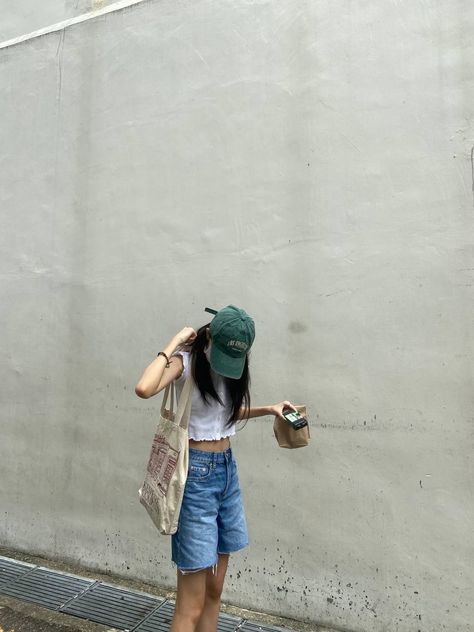 Blue Bermuda Shorts Outfit Women, Demin Shorts Outfits Women, Maong Shorts Outfit, Korean Short Outfits, Jorts Outfit Women’s Denim, Skater Shorts Outfits, Demin Shorts Outfits, Dad Shorts Outfit Women, Baggy Shorts Outfit Street Styles