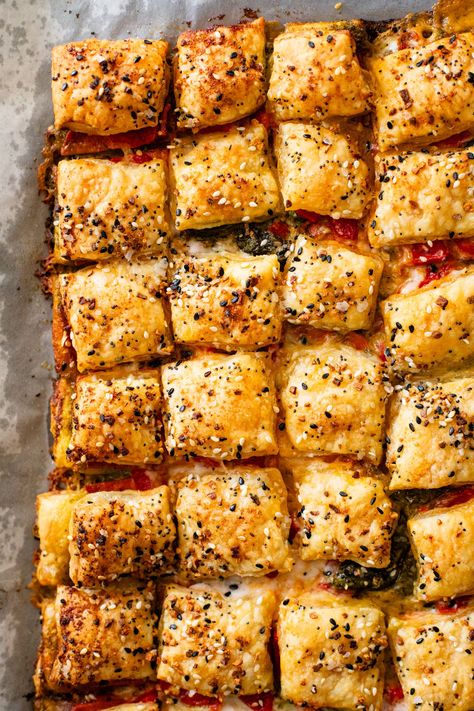 Vegan Hosting Food, Cute Recipes Dinner, Vegetarian Puff Pastry Appetizers, Vegan Pizza Ideas, Vegan Party Food Ideas, Appetizers To Go With Pizza, Puff Pastry Recipes Savory Vegetarian, Appetizers Vegan, Flavorful Vegetarian Recipes