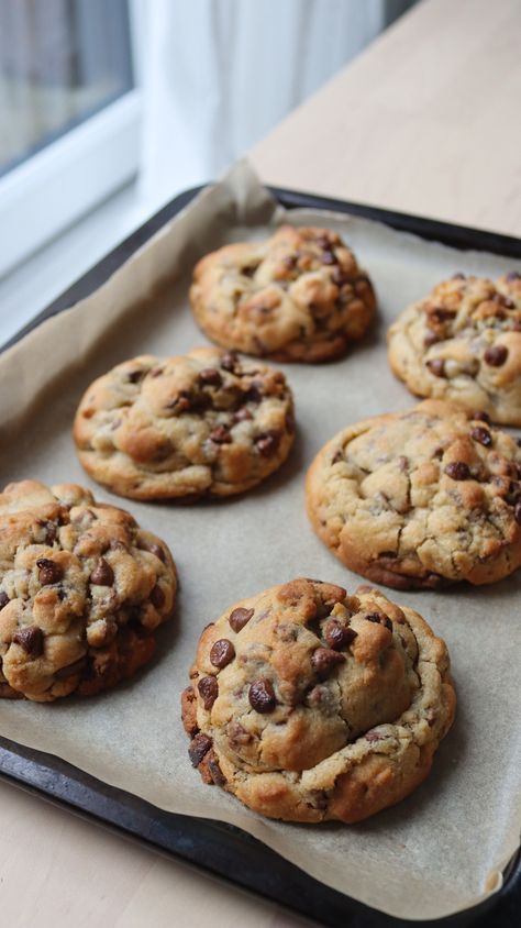 If you love thick and gooey chocolate chip cookies you will LOVE Charly's Chocolate Chips. Each box contains 6 generous sized New York Style cookies with a crunchy outside and a thick, gooey inside, jam packed with chocolate chips and sprinkled with a little sea salt.  You can purchase our New York Style Cookie in a classic chocolate chip or a gorgeous red velvet which has white chocolate chips inside. We can also stuff your cookies with an ooey gooey Nutella centre. Please choose this in the op Chocolate Chip Sea Salt Cookies, Aesthetic Chocolate Chip Cookies, Chunky Cookie Recipe, Thick Chocolate Chip Cookies, Cookie Aesthetic, Cookies Nyc, Chunky Cookies, Chunky Chocolate Chip Cookies, Thick Cookies