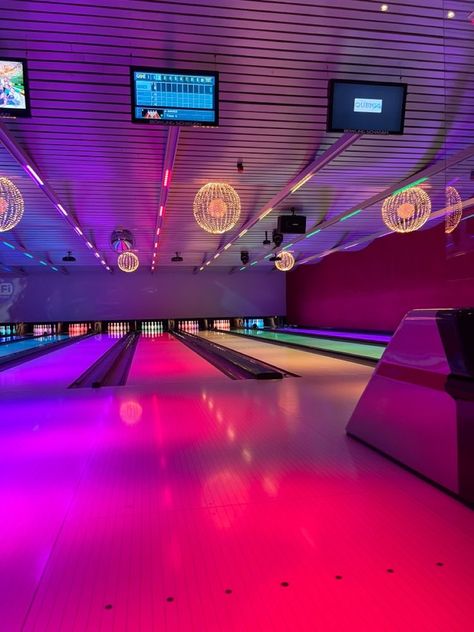 Bowling Aesthetic Wallpaper, Bowling Ball Aesthetic, Neon Bowling Party, Aesthetic Bowling Pictures, Fun Fair Aesthetic Night, Bowling Date Aesthetic, Boliche Aesthetic, Bowling Aesthetic Pictures, Bowling Wallpaper