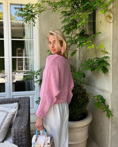 The perfect pink sweater 💖 Sweater Long Skirt Outfit, Sweater Long Skirt, Long Skirt Outfit, Long Skirt Outfits, Perfect Pink, Loose Knit, Fit Body, Boat Neckline, Lightweight Sweater