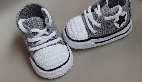 Crochet Converse Pattern, Converse En Crochet, Crochet Converse, Baby Pants Pattern, Crochet Baby Boots, Crochet Shoes Pattern, Baby Converse, Crochet Baby Shoes Pattern, Baby Shoes Pattern