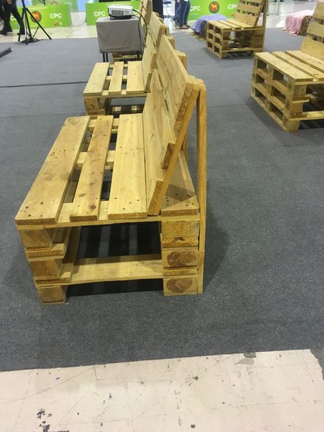 Pallet Seating, Pallet Garden Furniture, Pallet Patio Furniture, Pallet Patio, Diy Patio Furniture Cheap, Diy Garden Furniture, Diy Furniture Easy, Diy Sofa, Pallet Furniture Outdoor