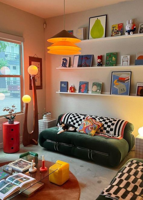 Colourful Rental Apartment, Colourful Eclectic Living Room, Art Pop Interior Design, Eclectic Retro Bedroom, House Interior Colourful, Interior Design Retro Modern, Primary Color Apartment, Funky Bedroom Ideas Creative, Interior Design Eclectic Modern