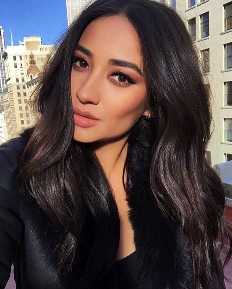 Shay Mitchell is flawless!!! Shay Mitchell Makeup, Shay Mitchell Hair, Brunette Actresses, Shay Mitchell, Hair Game, Celebrity Hairstyles, Pretty Little Liars, Dark Hair, Maquillaje De Ojos