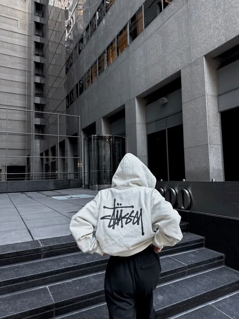 Streetwear, outfit ideas, street style, vogue, y2k, balenciaga, stussy., oversized, downtown Chicago, street people Faceless Outfit Pics, Hoodie Poses Instagram, Stussy Outfit, Stussy Hoodie, Foto Ideas Instagram, Fitness Inspo, Sweater Hoodie, Clothing Brand, Sweatshirts Women