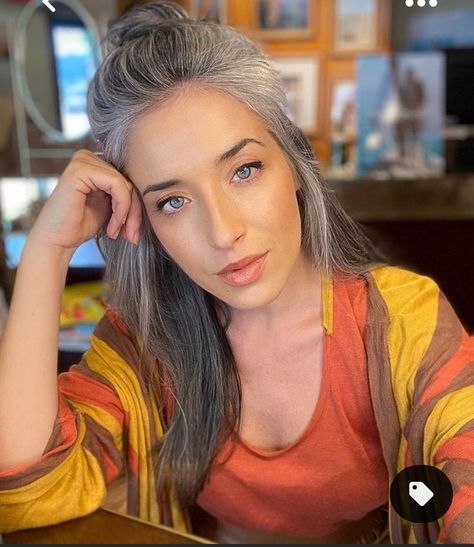 Gray Hair Inspo Aesthetic, Grey Hair Young, Lisa Lopez, Grey Hair Journey, Hair Pony, Grey Hair Looks, Grey Hair Don't Care, Grey Hair Transformation, Gorgeous Gray Hair