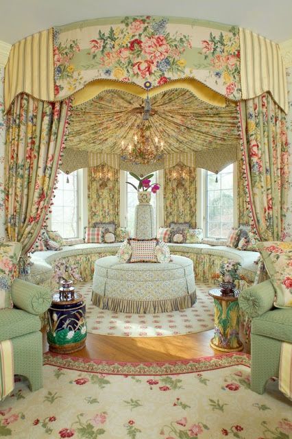 Eye For Design: Ohhhhhh Those Pastel Interiors.... Colonial Family Room, Classical Decor, Romantic Bedrooms, Pastel Interior, Victorian Home Decor, Pavilion Design, Victorian Interiors, Banquette Seating, Victorian Decor