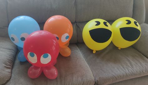 D.I.Y Pac-Man character balloons. Pacman Balloon Arch, Pacman Birthday Party Decorations, Pac Man Trunk Or Treat Ideas, Pac Man Decorations, Pac Man Birthday Party, Character Balloons, Mens Birthday Party Decorations, Arcade Birthday Parties, Manly Party Decorations