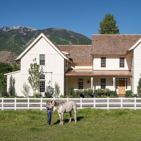 Williamsburg Colonial, Utah Style, Clapboard Siding, Dream Farmhouse, Casas The Sims 4, Sims Building, Sims Houses, Sims Builds, Horse Ranch