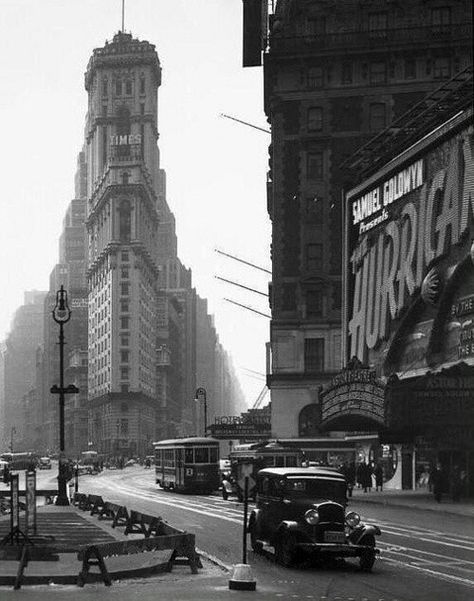 N.Y. 1920s Photo New York, Nyc History, Victoria Station, Flatiron Building, Vintage New York, City Street, New York State, White Photo, Underworld