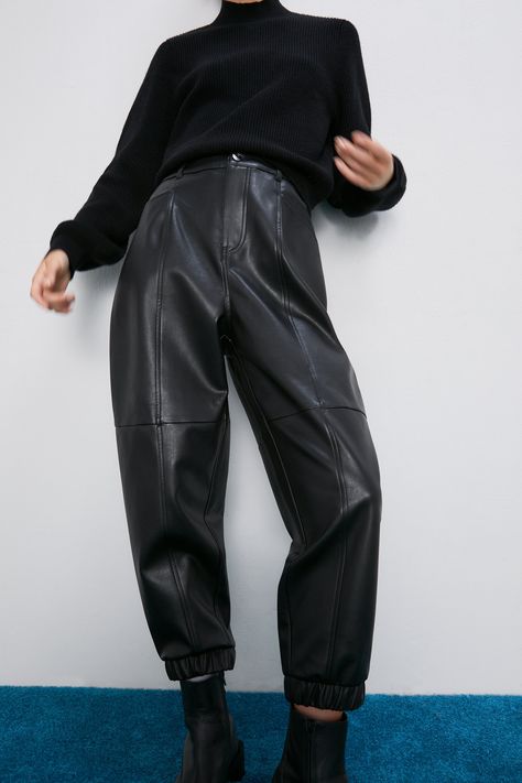 Zara Faux Leather Pants Leather Pants Outfit Winter, Leather Pants Outfit Going Out, Leather Pants Outfit Casual, Leather Pants Outfit Night, Zara Faux Leather Pants, Mode Indie, Lederhosen Outfit, Faux Leather Outfits, Leather Leggings Outfit