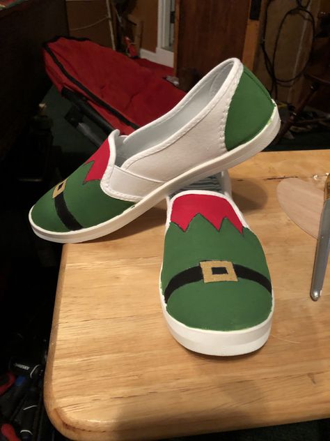 Elf Shoes Diy, Diy Tennis Shoes, Diy Christmas Shoes, Diy Christmas Costumes For Kids, Diy Elf Shoes, Xmas Shoes, Christmas Shoes Diy, Diy Christmas Outfit, Canvas Shoes Diy