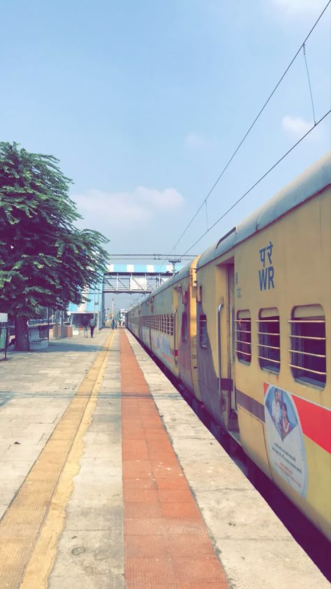 Train Journey Photography, Train Snap, Wallpaper Aesthetic Cartoon, Bakgerand Photo, Money Images Cash Indian, Aesthetic Cartoon, Train Video, Travel Journey, Sky Photography Nature