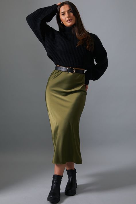 Satin Skirt Outfit Winter, Satin Midi Skirt Outfit, Midi Skirt Outfit Winter, Outfit Ideas Modest, Skirt Tulle, Skirt Outfit Fall, Olive Skirt, Satin Skirt Outfit, Classy Skirts