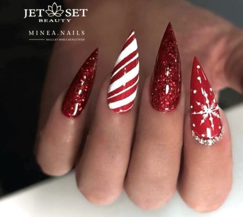 Posted by Zoe Scott: Dive into the festive fashion world with our guide on "20 Stiletto Christmas Nails." This post is your ultimate resource for embracing the holiday sea... Nail Noel, Nail Art Noel, Red Christmas Nails, Fake Nails With Glue, Festival Nails, Xmas Nails, Stick On Nails, Christmas Nail Designs, Nailed It