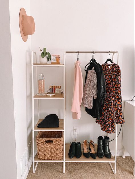 Wardrobe Rack In Bedroom, Garment Rack Bedroom, Small Closet Room, Capsule 2023, Clothing Rack Bedroom, Rack Wardrobe, Bedroom Wardrobe Ideas, Room Ideas For Small Rooms, Rack Clothes