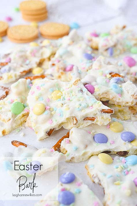 Easter Bark is a fun addition to your Easter celebration. It comes together in minutes using vanilla candy coating, cookies, pretzels and M & M's. Easter Bark Candy, Easter Bark Recipe, Bunny Bark, Easter Bunny Bark, Easter Pretzel, Bark Recipes Easy, Easter Bark, Peeps Recipes, Bark Candy