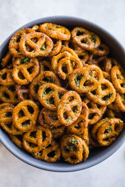 Gluten-Free Seasoned Pretzels made with olive oil, herbs, and nutritional yeast for an easy homemade snack recipe. Vegan. Easy Homemade Snacks, Homemade Snacks Recipes, Seasoned Pretzels, Nutritional Yeast Recipes, Gluten Free Pretzels, Vegan Snack Recipes, Pretzels Recipe, Healthy Vegan Snacks, Cake Vegan