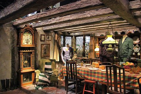 The Burrow, kitchen Weasley Kitchen, Harry Potter Kitchen, Gryffindor Common Room, Harry Potter London, Fantasy Houses, Harry Potter Tour, Harry Potter Wiki, Potter Studio, Harry Potter Studio Tour