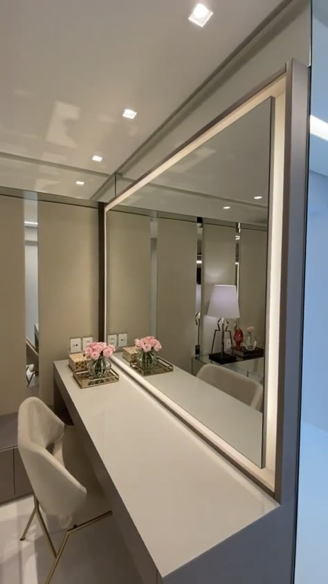 Dressing Room Studio, Makeup Room Decor Modern, Luxury Makeup Studio, Beauty Room Aesthetic, Makeup Dressing Room, Luxury Makeup Room, Carpet Ideas 2023, Modern Makeup Vanity, Dressing Room Decor