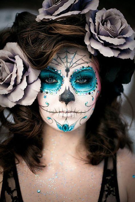 Learn how to face paint a skull for Halloween or Dias de los Muertos. Look at a photo gallery of examples ranging  from realistic skulls to sugar skulls for inspiration. Makijaż Sugar Skull, Carnaval Make-up, Make Up Diy, Makeup Zombie, Dead Costume, Halloween Sugar Skull, Fantasy Make-up, Skull Face Paint, Sugar Skull Costume